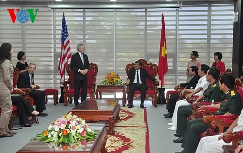 Bộ trưởng Hải quân Hoa Kỳ thăm Đà Nẵng - ảnh 1
